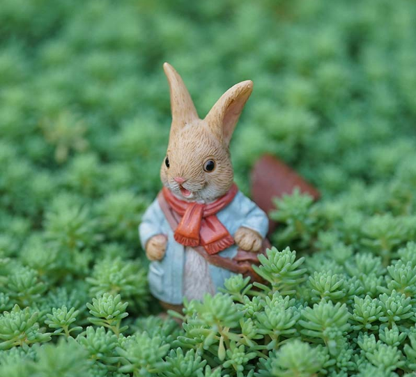 Garden Style Backpack Bunny Succulent Planter Decoration – Cute Rabbit Animal Figurine Resin Craft for Balcony and Pot Plant.